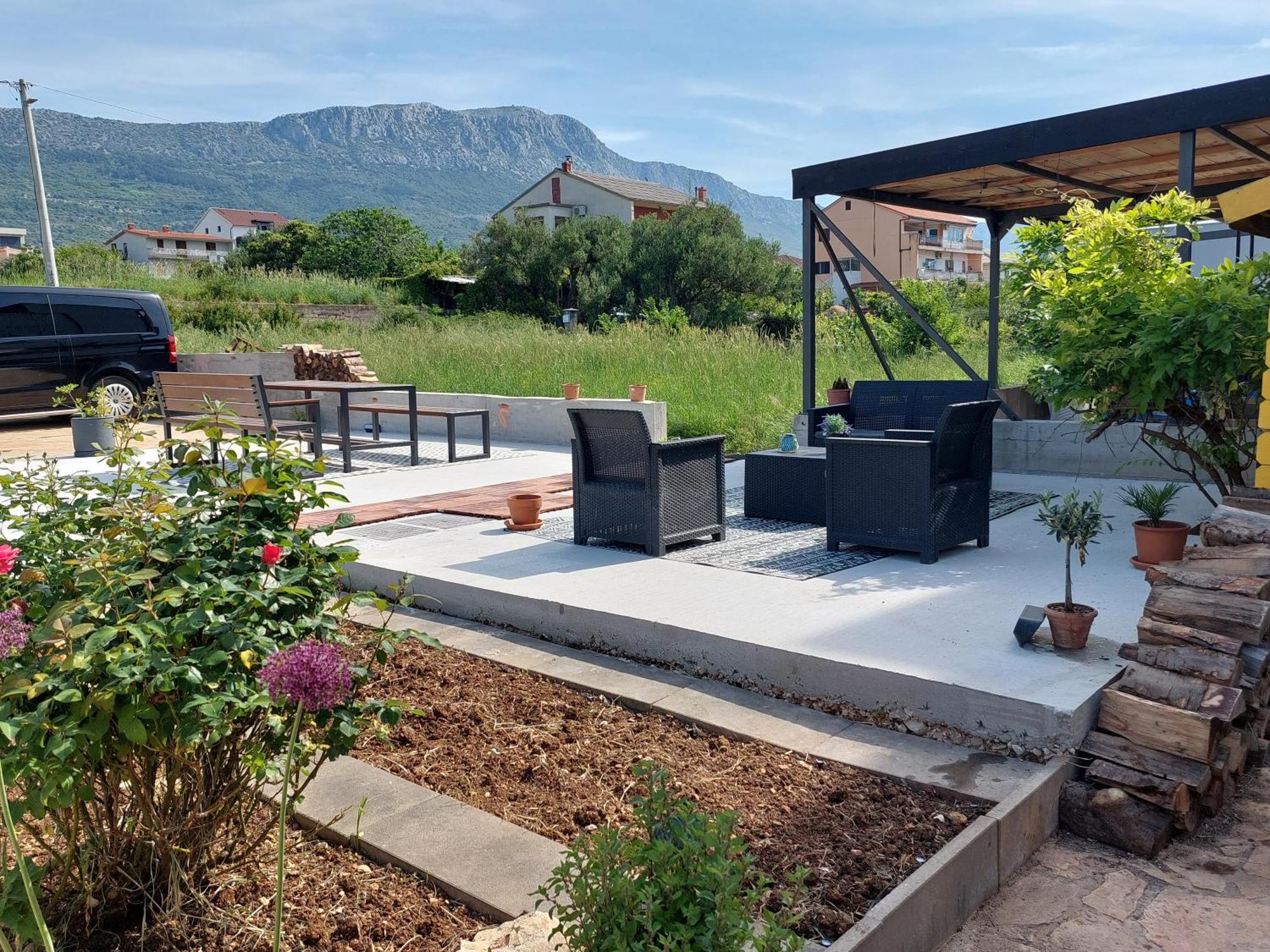 Spacious Apartment Close To The Sea In Kastel Luksic Kaštela Eksteriør billede